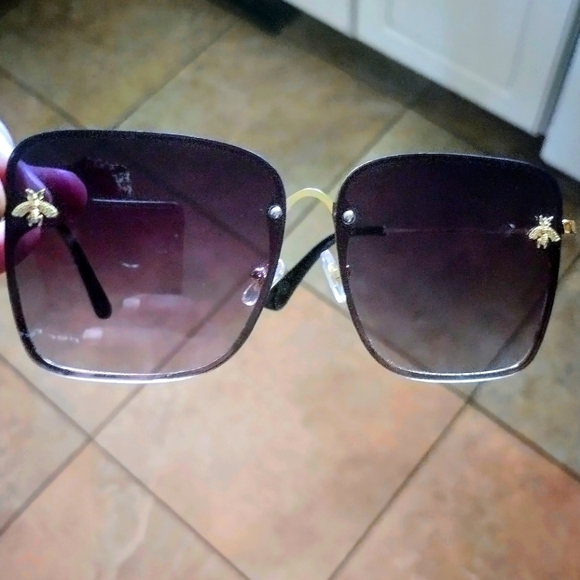 NWOT Wanna 🐝 Seen sunglasses! - Picture 4 of 8
